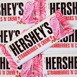 Confectionery: Hersheys Strawberries n cream 39g