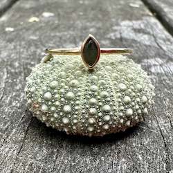 Jewellery: 9ct gold pepe New Zealand greenstone marquise ring