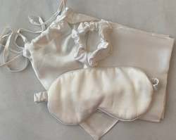 Household linen wholesaling: Silk Gift Set - White